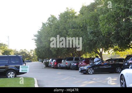 Houston, Texas, USA. 29 octobre, 2016. Les électeurs texans garer leur voiture à l'extérieur d'un lieu de scrutin à Houston, Texas, États-Unis, le 28 octobre, 2016. Au Texas, où le vote anticipé est disponible entre le 24 octobre et le 4 novembre, est parmi les 37 membres qui permettent aux électeurs de voter par la poste ou en personne avant le jour de l'élection générale (nov. 8, 2016). (Xinhua/Zhang Yongxing) (WTC) Credit : Xinhua/Alamy Live News Banque D'Images