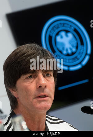 Fichier - Un fichier photo datée du 10 octobre 2016 montre l'entraîneur de l'équipe nationale de football de l'Allemagne, Joachim Loew, parlant au cours d'une conférence de presse à l'IDH Arena de Hanovre, Allemagne. Accodring à un rapport des médias, Joachim Loew est l'extension de son contrat comme entraîneur de soccer national début pour une autre période de deux ans jusqu'en 2020. Photo : JULIAN STRATENSCHULTE/dpa Banque D'Images