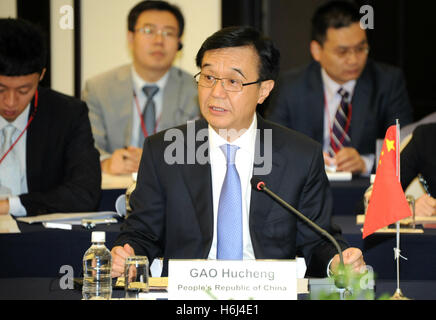 Tokyo, Japon. 29 Oct, 2016. Le ministre chinois du Commerce Gao Hucheng (avant) donne un discours lors de la 11e et économique entre la réunion des ministres du Commerce de la Corée du Sud, Chine, à Tokyo, Japon, le 29 octobre 2016. Les ministres du commerce de la Chine, du Japon et de la Corée du Sud a accepté le samedi pour renforcer le commerce et la coopération économique entre les trois pays voisins. © Hua Yi/Xinhua/Alamy Live News Banque D'Images