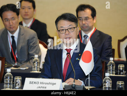 Tokyo, Japon. 29 Oct, 2016. Le ministre japonais de l'économie, du commerce et de l'industrie Hiroshige Seko (avant) donne un discours lors de la 11e et économique entre la réunion des ministres du Commerce de la Corée du Sud, Chine, à Tokyo, Japon, le 29 octobre 2016. Les ministres du commerce de la Chine, du Japon et de la Corée du Sud a accepté le samedi pour renforcer le commerce et la coopération économique entre les trois pays voisins. © Hua Yi/Xinhua/Alamy Live News Banque D'Images