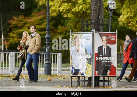 Vienne, Autriche. 29.Oct.2016. Nouvelle campagne d'affichage par le candidat indépendant Alexander Van der Bellen pour l'élection présidentielle fédérale le 4 décembre en Autriche. Credit : Franz Perc/Alamy Live News Banque D'Images