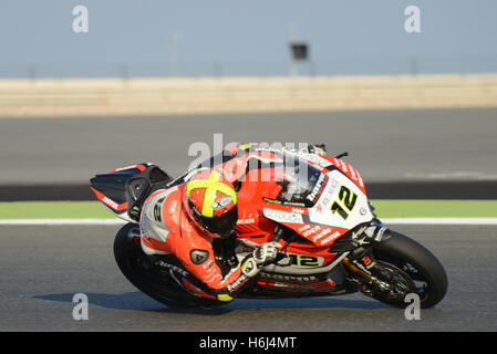 Le circuit de Losail au Qatar, Doha. 29 octobre 2016. Xavi Fores qui fait de la moto pour Ducati Panigale R au cours de la ronde finale de la FIM 2016 Championnat du Monde Superbike Crédit : Gina Layva/Alamy Live News Banque D'Images