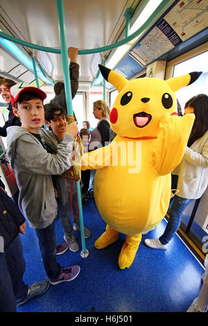 Londres, Royaume-Uni. 29 octobre 2016. Pikachu de Pokemon, alias John 12 ans de Londres, balades, le DLR Dockland Light Railway, pour le deuxième jour de MCM London Comic Con, l'un des plus grands événements de la culture pop au Royaume-Uni ayant lieu à Excel London. Crédit : Paul Brown/Alamy Live News Banque D'Images