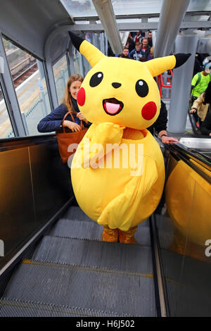 Londres, Royaume-Uni. 29 octobre 2016. Pikachu de Pokemon, alias John 12 ans de Londres, balades, le DLR Dockland Light Railway, pour le deuxième jour de MCM London Comic Con, l'un des plus grands événements de la culture pop au Royaume-Uni ayant lieu à Excel London. Crédit : Paul Brown/Alamy Live News Banque D'Images