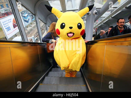 Londres, Royaume-Uni. 29 octobre 2016. Pikachu de Pokemon, alias John 12 ans de Londres, balades, le DLR Dockland Light Railway, pour le deuxième jour de MCM London Comic Con, l'un des plus grands événements de la culture pop au Royaume-Uni ayant lieu à Excel London. Crédit : Paul Brown/Alamy Live News Banque D'Images