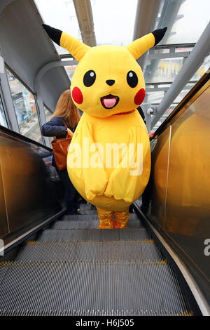 Londres, Royaume-Uni. 29 octobre 2016. Pikachu de Pokemon, alias John 12 ans de Londres, balades, le DLR Dockland Light Railway, pour le deuxième jour de MCM London Comic Con, l'un des plus grands événements de la culture pop au Royaume-Uni ayant lieu à Excel London. Crédit : Paul Brown/Alamy Live News Banque D'Images