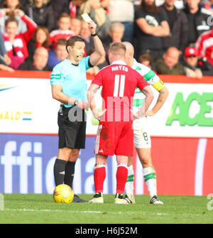 Pittodrie Stadium, Aberdeen, Ecosse. 29 Oct, 2016. Scottish Premier League. Aberdeen contre Celtic. Scott Brown et Jonny Hayes sont à la fois réservé : Action Crédit Plus Sport/Alamy Live News Banque D'Images