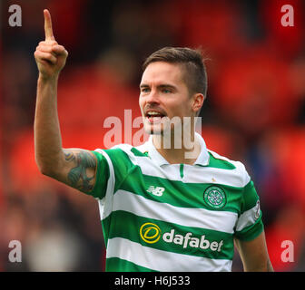 Pittodrie Stadium, Aberdeen, Ecosse. 29 Oct, 2016. Scottish Premier League. Aberdeen contre Celtic. Mikael Lustig les gestes à la foule : Action Crédit Plus Sport/Alamy Live News Banque D'Images