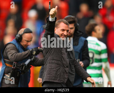 Pittodrie Stadium, Aberdeen, Ecosse. 29 Oct, 2016. Scottish Premier League. Aberdeen contre Celtic. Brendan Rodgers applaudit les fans Credit : Action Plus Sport/Alamy Live News Banque D'Images