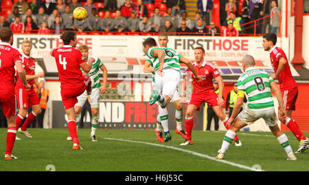 Pittodrie Stadium, Aberdeen, Ecosse. 29 Oct, 2016. Scottish Premier League. Aberdeen contre Celtic. Bitton Nir Crédit claire chefs : Action Plus Sport/Alamy Live News Banque D'Images