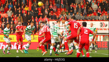 Pittodrie Stadium, Aberdeen, Ecosse. 29 Oct, 2016. Scottish Premier League. Aberdeen contre Celtic. Emilio Izaguirre chefs claire à la fin : Action Crédit Plus Sport/Alamy Live News Banque D'Images