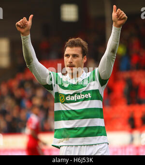 Pittodrie Stadium, Aberdeen, Ecosse. 29 Oct, 2016. Scottish Premier League. Aberdeen contre Celtic. Erik Sviatchenko coup de pouce pour les fans d'Action Crédit : Plus Sport/Alamy Live News Banque D'Images