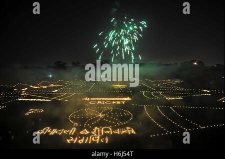 Allahabad, Inde. 29 octobre 2016 - Allahabad : une vue de Madan Mohan Malviya Stadium décorées avec des lampes à huile après la voie pujan cérémonie organisée à l'occasion de la célébration du festival Deepawali à Allahabad on 13-10-2016. photo par Prabhat Kumar verma Crédit : Prabhat Kumar Verma/ZUMA/Alamy Fil Live News Banque D'Images