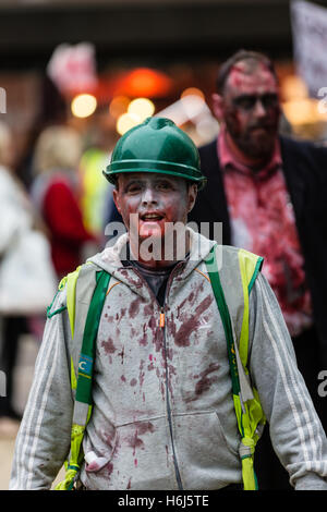 Bristol, Royaume-Uni. 29 octobre, 2016. Bristolians de tous âges sex les rues déguisés en zombies avec maquillage de théâtre dans l'événement annuel - Bristol Zombie Walk Crédit : Rob Hawkins/Alamy Live News Banque D'Images