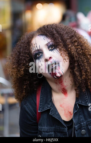 Bristol, Royaume-Uni. 29 octobre, 2016. Bristolians de tous âges sex les rues déguisés en zombies avec maquillage de théâtre dans l'événement annuel - Bristol Zombie Walk Crédit : Rob Hawkins/Alamy Live News Banque D'Images