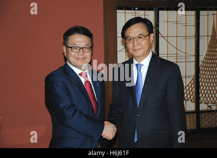 Tokyo, Japon. 29 Oct, 2016. Le ministre chinois du Commerce Gao Hucheng (R) rencontre avec le ministre japonais de l'économie, du commerce et de l'industrie Hiroshige Seko à Tokyo, Japon, le 29 octobre 2016. Les ministres du commerce de la Chine et du Japon, en marge du 11e Sommet Chine-Corée du Sud et de l'économie de la réunion des ministres du commerce Samedi, à un échange de vues sur un certain nombre de questions commerciales. © Hua Yi/Xinhua/Alamy Live News Banque D'Images