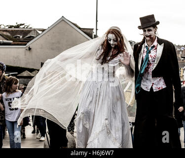 Newquay, Cornwall, UK. 29 Oct, 2016. Zombie Walk à Newquay, Cornwall, 29 octobre, 2016. Credit : MPAK/Alamy Live News Banque D'Images