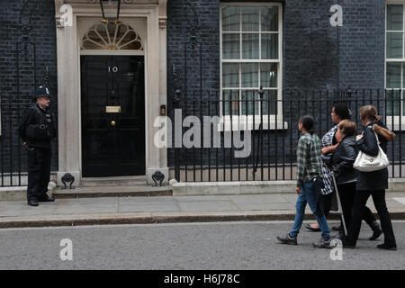 London , UK 29 octobre 2016 les familles des personnes tuées en garde à pied à 10 Downing Street pour remettre une lettre au Premier ministre Theresa peut, lors d'une manifestation en souvenir de ceux qui sont morts en garde à vue ont trouvé la mort en garde/Jaiyesimi Crédit : Thabo Alamy Live News Banque D'Images