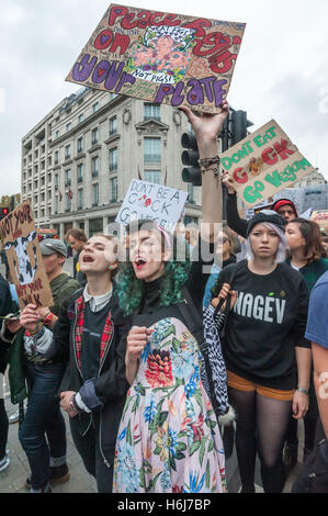 Londres, Royaume-Uni. 29 octobre 2016. Des centaines de végétaliens ont défilé à Londres pour un rassemblement à la place du Parlement appelant à la fin de tuer les animaux pour l'intérêt général. La marche a été organisée par Londres et Actions Vegan. Ils ont appelé à mettre fin au système d'exploitation et de la mort d'animaux pour l'alimentation, de fourrure et de cuir à l'expérimentation animale et pour tout le monde à changer pour un régime végétalien qui mettrait fin à d'horribles pratiques agricoles et réduire les émissions de gaz à effet de serre. Peter Marshall/Alamy Live News Banque D'Images