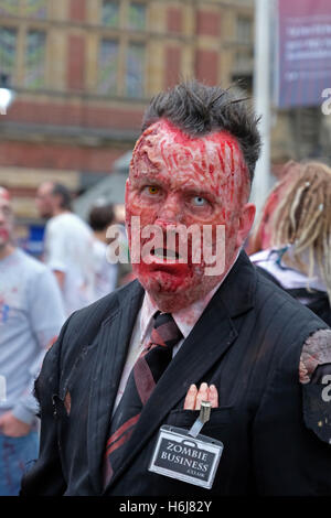 Bristol, Royaume-Uni. 29 octobre, 2016. Acteur Colin Murtagh est parmi les carnavaliers habillés comme des zombies qui ont pris pour les rues de la ville pour prendre part à l'Assemblée Bristol Zombie Walk. Credit : Keith Ramsey/Alamy Live News Banque D'Images