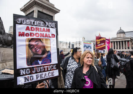 Londres, Royaume-Uni. 29 octobre, 2016. Des proches de la campagne Justice pour Adrian McDonald Joignez-vous à l'organisation des familles et amis Campagne (UFFC) avant leur procession annuelle à Downing Street en souvenir des membres de la famille et les amis qui est mort en garde à vue, la prison, la détention de l'immigration ou sécuriser les hôpitaux psychiatriques. Adrian McDonald, 34 ans, est décédé le 22 décembre 2014 après avoir été Taser par des policiers appelés à une chambre dans le Staffordshire suite à l'annonce d'un cambriolage. Credit : Mark Kerrison/Alamy Live News Banque D'Images