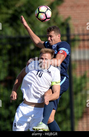 Williamsburg, VA, États-Unis d'Amérique. 29 Oct, 2016. 20161029 - Georgetown avant BRETT CAMPBELL (10)et Villanova (BARTOSINSKI milieu ANDREAS 17) lutte pour une balle de la tête dans la seconde moitié au champ Shaw à Washington. © Chuck Myers/ZUMA/Alamy Fil Live News Banque D'Images