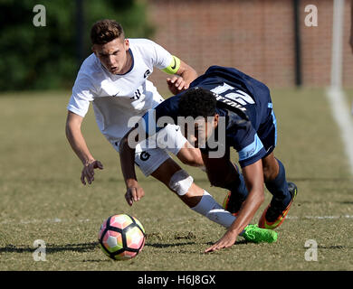 Williamsburg, VA, États-Unis d'Amérique. 29 Oct, 2016. 20161029 - terrain de Georgetown BAKIE GOODMAN (20) et Villanova defender KIAN ZAPATA (21) go low après la balle dans la seconde moitié au champ Shaw à Washington. © Chuck Myers/ZUMA/Alamy Fil Live News Banque D'Images