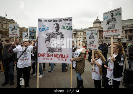 Londres, Royaume-Uni. 29 Oct, 2016. Procession annuelle du souvenir de protestation par des amis et de la famille (UFFC) contre les morts par la police ou la prison Crédit : Guy Josse/Alamy Live News Banque D'Images