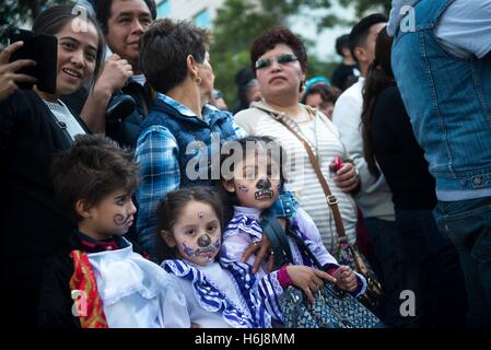 La ville de Mexico, Mexico City, MX. 29 Oct, 2016. La ville de Mexico a tenu sa première journée des morts défilent le samedi, avec des flotteurs, marionnettes squelette géant et plus de 1 000 comédiens, danseurs et acrobates en costumes. © Joel Alvarez/ZUMA/Alamy Fil Live News Banque D'Images