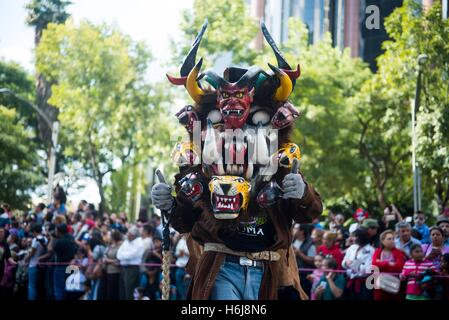 La ville de Mexico, Mexico City, MX. 29 Oct, 2016. La ville de Mexico a tenu sa première journée des morts défilent le samedi, avec des flotteurs, marionnettes squelette géant et plus de 1 000 comédiens, danseurs et acrobates en costumes. © Joel Alvarez/ZUMA/Alamy Fil Live News Banque D'Images