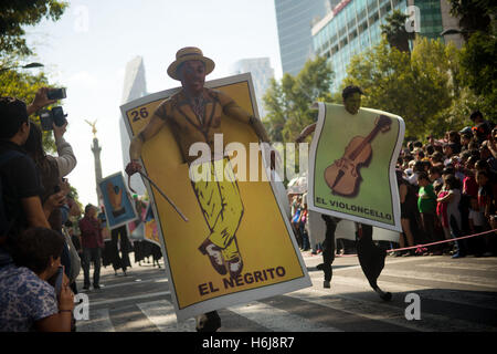 La ville de Mexico, Mexico City, MX. 29 Oct, 2016. La ville de Mexico a tenu sa première journée des morts défilent le samedi, avec des flotteurs, marionnettes squelette géant et plus de 1 000 comédiens, danseurs et acrobates en costumes. © Joel Alvarez/ZUMA/Alamy Fil Live News Banque D'Images