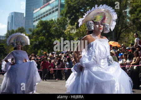 La ville de Mexico, Mexico City, MX. 29 Oct, 2016. La ville de Mexico a tenu sa première journée des morts défilent le samedi, avec des flotteurs, marionnettes squelette géant et plus de 1 000 comédiens, danseurs et acrobates en costumes. © Joel Alvarez/ZUMA/Alamy Fil Live News Banque D'Images