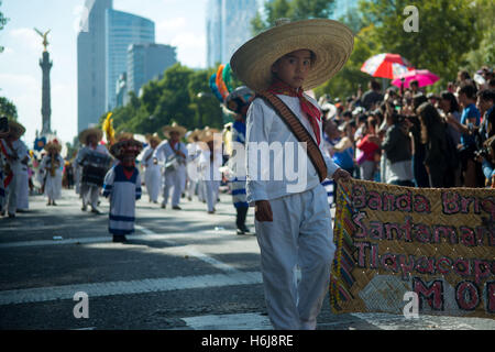 La ville de Mexico, Mexico City, MX. 29 Oct, 2016. La ville de Mexico a tenu sa première journée des morts défilent le samedi, avec des flotteurs, marionnettes squelette géant et plus de 1 000 comédiens, danseurs et acrobates en costumes. © Joel Alvarez/ZUMA/Alamy Fil Live News Banque D'Images