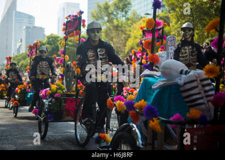 La ville de Mexico, Mexico City, MX. 29 Oct, 2016. La ville de Mexico a tenu sa première journée des morts défilent le samedi, avec des flotteurs, marionnettes squelette géant et plus de 1 000 comédiens, danseurs et acrobates en costumes. © Joel Alvarez/ZUMA/Alamy Fil Live News Banque D'Images