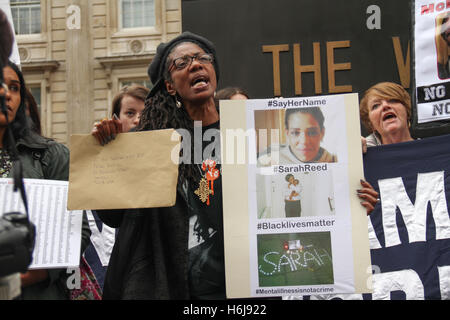 Londres, Royaume-Uni. 29 octobre, 2016. Marcia Rigg parler de Sarah Reed, qui est mort en 2012 dans la prison de Holloway, thème de la conférence annuelle des familles et amis (Campagne) UFFC procession du souvenir à Trafalgar Square, le 29 octobre 2016. La précession est silencieux de la mémoire dans les cas de personnes décédées en détention de l'état. La UFFC ont été marcher pour les 18 dernières années de Trafalgar Square à Downing Street. À ce jour, il y a eu 1577 décès en garde à vue depuis 1990 avec une seule condamnation. Crédit : David Mbiyu/Alamy Live News Banque D'Images