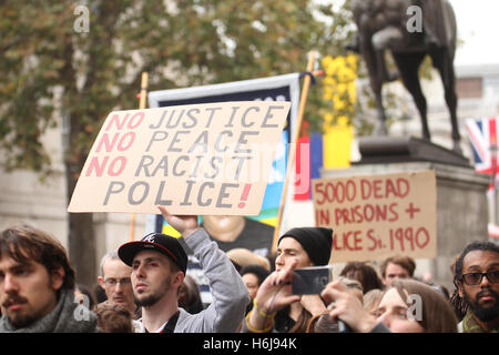 Londres, Royaume-Uni. 29 octobre, 2016. Des centaines pour la conférence annuelle des familles et amis (Campagne) UFFC procession du souvenir à Trafalgar Square, le 29 octobre 2016. La précession est silencieuse à la mémoire de ceux qui sont morts en détention de l'état. La UFFC ont été marcher pour les 18 dernières années de Trafalgar Square à Downing Street. À ce jour, il y a eu 1577 décès en garde à vue depuis 1990 avec une seule condamnation. Crédit : David Mbiyu/Alamy Live News Banque D'Images