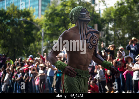 La ville de Mexico, Mexico City, MX. 29 Oct, 2016. La ville de Mexico a tenu sa première journée des morts défilent le samedi, avec des flotteurs, marionnettes squelette géant et plus de 1 000 comédiens, danseurs et acrobates en costumes. © Joel Alvarez/ZUMA/Alamy Fil Live News Banque D'Images