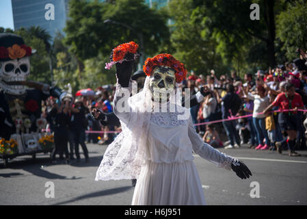 La ville de Mexico, Mexico City, MX. 29 Oct, 2016. La ville de Mexico a tenu sa première journée des morts défilent le samedi, avec des flotteurs, marionnettes squelette géant et plus de 1 000 comédiens, danseurs et acrobates en costumes. © Joel Alvarez/ZUMA/Alamy Fil Live News Banque D'Images