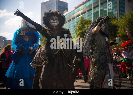 La ville de Mexico, Mexico City, MX. 29 Oct, 2016. La ville de Mexico a tenu sa première journée des morts défilent le samedi, avec des flotteurs, marionnettes squelette géant et plus de 1 000 comédiens, danseurs et acrobates en costumes. © Joel Alvarez/ZUMA/Alamy Fil Live News Banque D'Images