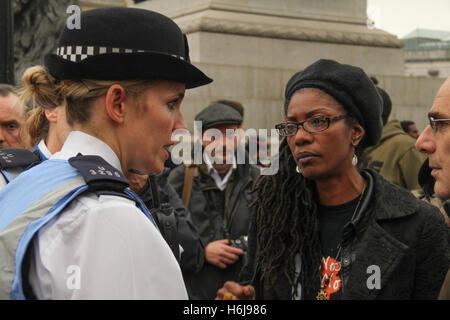 Londres, Royaume-Uni. 29 octobre, 2016. Un policier parler à Marcia Rigg devant la conférence annuelle des familles et amis (Campagne) UFFC procession du souvenir à Trafalgar Square, le 29 octobre 2016, le cortège a été retardé d'une demi-heure . La précession est silencieux de la mémoire dans les cas de personnes décédées en détention de l'état. La UFFC ont été marcher pour les 18 dernières années de Trafalgar Square à Downing Street. À ce jour, il y a eu 1577 décès en garde à vue depuis 1990 avec une seule condamnation. Crédit : David Mbiyu/Alamy Live News Banque D'Images