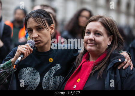 Londres, Royaume-Uni. 29 octobre, 2016. Becky Shah, fille de Inger Shah, de la Hillsborough Justice traite de l'organisation des familles et amis (Campagne) UFFC avec Gill Edwards à l'extérieur de Downing Street. Inger Shah est mort dans la catastrophe Hillsborough le 15 avril 1989. Gill Edwards a été grièvement blessé. Credit : Mark Kerrison/Alamy Live News Banque D'Images