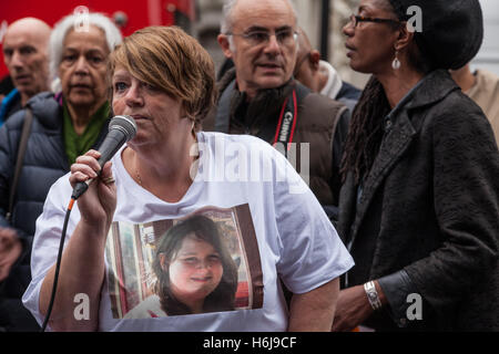 Londres, Royaume-Uni. 29 octobre, 2016. Tania, El-Keria El-Keria la mère d'Amy, adresses de militants de l'organisation des familles et amis (Campagne) UFFC en dehors de Downing Street après leur procession annuelle. El-Keria Amy, 14 ans, est décédé le 13 novembre 2012 après avoir été dans sa chambre au Prieuré Hospital à Ticehurst avec une écharpe autour de son cou. Credit : Mark Kerrison/Alamy Live News Banque D'Images