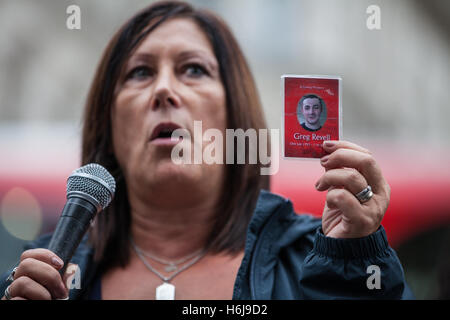 Londres, Royaume-Uni. 29 octobre, 2016. Karin Revell, mère de Greg Revell, militants des adresses des familles et amis (Campagne) UFFC en dehors de Downing Street après leur procession annuelle. Greg Revell, 18 ans, a été trouvé pendu dans sa cellule le 11 juin 2014 au cours de sa deuxième nuit en garde à la HMP Glen Parva dans Leicestershire. Credit : Mark Kerrison/Alamy Live News Banque D'Images
