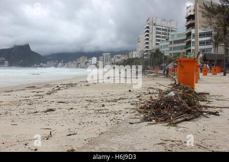 Rio de Janeiro, Brésil, 29 Octobre 2016 : une gueule de frapper la côte de Rio de Janeiro avec des vagues jusqu'à 4 mètres de haut. Dans le quartier de Leblon, le plus noble de la ville de Rio de Janeiro, l'eau de mer a envahi la rue principale, Delfim Moreira Avenue, qui a dû être interdit. Des centaines de travailleurs de l'hôtel de ville passé le jour de la dépose des tonnes de sable apporté par la mer. Certains bâtiments du front de mer ont été frappés par les vagues et les garages souterrains ont été inondés. Credit : Luiz Souza/Alamy Live News Banque D'Images