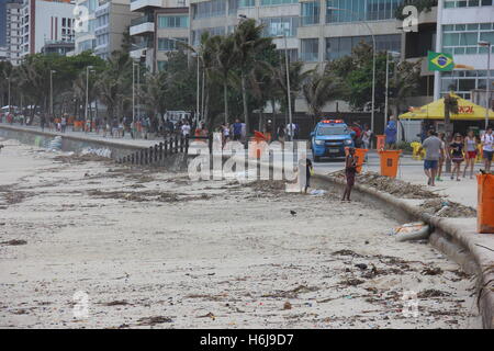 Rio de Janeiro, Brésil, 29 Octobre 2016 : une gueule de frapper la côte de Rio de Janeiro avec des vagues jusqu'à 4 mètres de haut. Dans le quartier de Leblon, le plus noble de la ville de Rio de Janeiro, l'eau de mer a envahi la rue principale, Delfim Moreira Avenue, qui a dû être interdit. Des centaines de travailleurs de l'hôtel de ville passé le jour de la dépose des tonnes de sable apporté par la mer. Certains bâtiments du front de mer ont été frappés par les vagues et les garages souterrains ont été inondés. Credit : Luiz Souza/Alamy Live News Banque D'Images