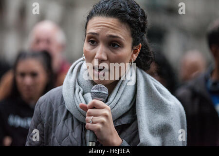 Londres, Royaume-Uni. 29 octobre, 2016. Malia Bouattia, Président de l'Union Nationale des Étudiants (NUS), lit une déclaration de la mère de Julian Cole à des militants du l'organisation des familles et amis (Campagne) UFFC en dehors de Downing Street après leur procession annuelle. Julian Cole, 21 ans, s'est retrouvé avec une fracture du cou après avoir été arrêtés par la police du Bedfordshire en dehors d'un night club le 6 mai 2013. Credit : Mark Kerrison/Alamy Live News Banque D'Images