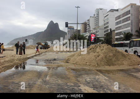 Rio de Janeiro, Brésil, 29 Octobre 2016 : une gueule de frapper la côte de Rio de Janeiro avec des vagues jusqu'à 4 mètres de haut. Dans le quartier de Leblon, le plus noble de la ville de Rio de Janeiro, l'eau de mer a envahi la rue principale, Delfim Moreira Avenue, qui a dû être interdit. Des centaines de travailleurs de l'hôtel de ville passé le jour de la dépose des tonnes de sable apporté par la mer. Certains bâtiments du front de mer ont été frappés par les vagues et les garages souterrains ont été inondés. Credit : Luiz Souza/Alamy Live News Banque D'Images