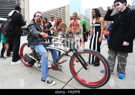 (161030) -- TORONTO, le 30 octobre 2016 (Xinhua) -- Les participants déguisés en zombies posent pour des photos au cours de la 2016 Toronto Zombie Walk au Nathan Phillips Square de Toronto, Canada, le 29 octobre 2016. Des centaines de participants se sont réunis pour célébrer l'Halloween à Toronto le samedi. (Xinhua/Zou Zheng) (cyc) Banque D'Images