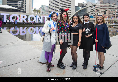 (161030) -- TORONTO, le 30 octobre 2016 (Xinhua) -- Les participants déguisés en zombies posent pour des photos au cours de la 2016 Toronto Zombie Walk au Nathan Phillips Square de Toronto, Canada, le 29 octobre 2016. Des centaines de participants se sont réunis pour célébrer l'Halloween à Toronto le samedi. (Xinhua/Zou Zheng) (cyc) Banque D'Images