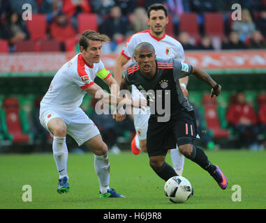 Augsburg, Allemagne. 29 Oct, 2016. Bayern Munich, Douglas Costa (R) convoite la la balle avec FC Augsburg's Paul Verhaegh durant la Bundesliga match de foot entre FC Augsburg et FC Bayern Munich à Augsburg, Allemagne, le 29 octobre 2016. Le Bayern Munich a gagné 3-1. © Philippe Ruiz/Xinhua/Alamy Live News Banque D'Images